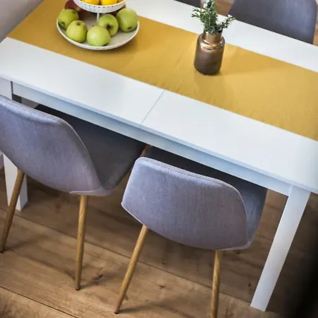 House Kleme * ماكارسكا
